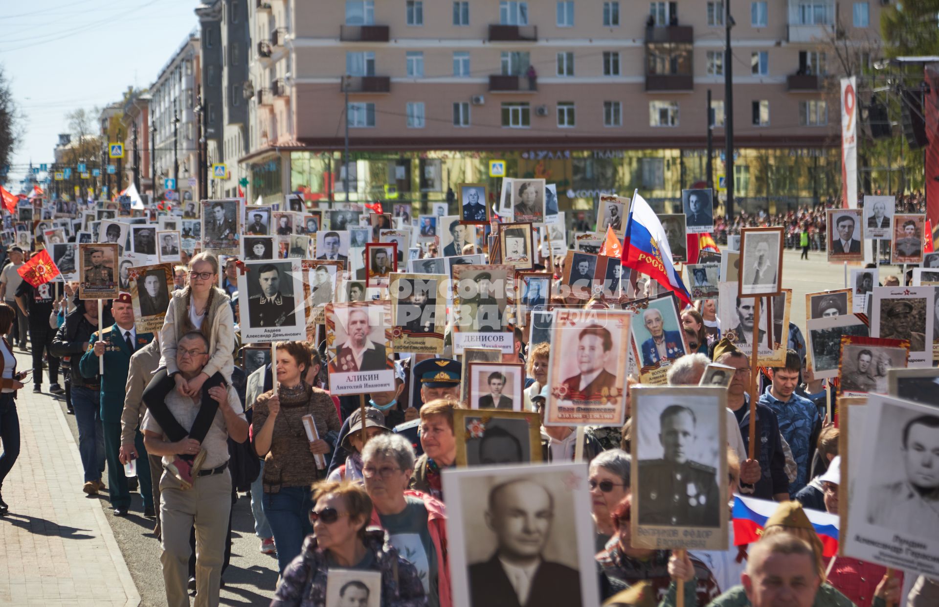 Пермь. Участники акции `Бессмертный полк`, посвященной 77-й годовщине Победы в Великой Отечественной войне.