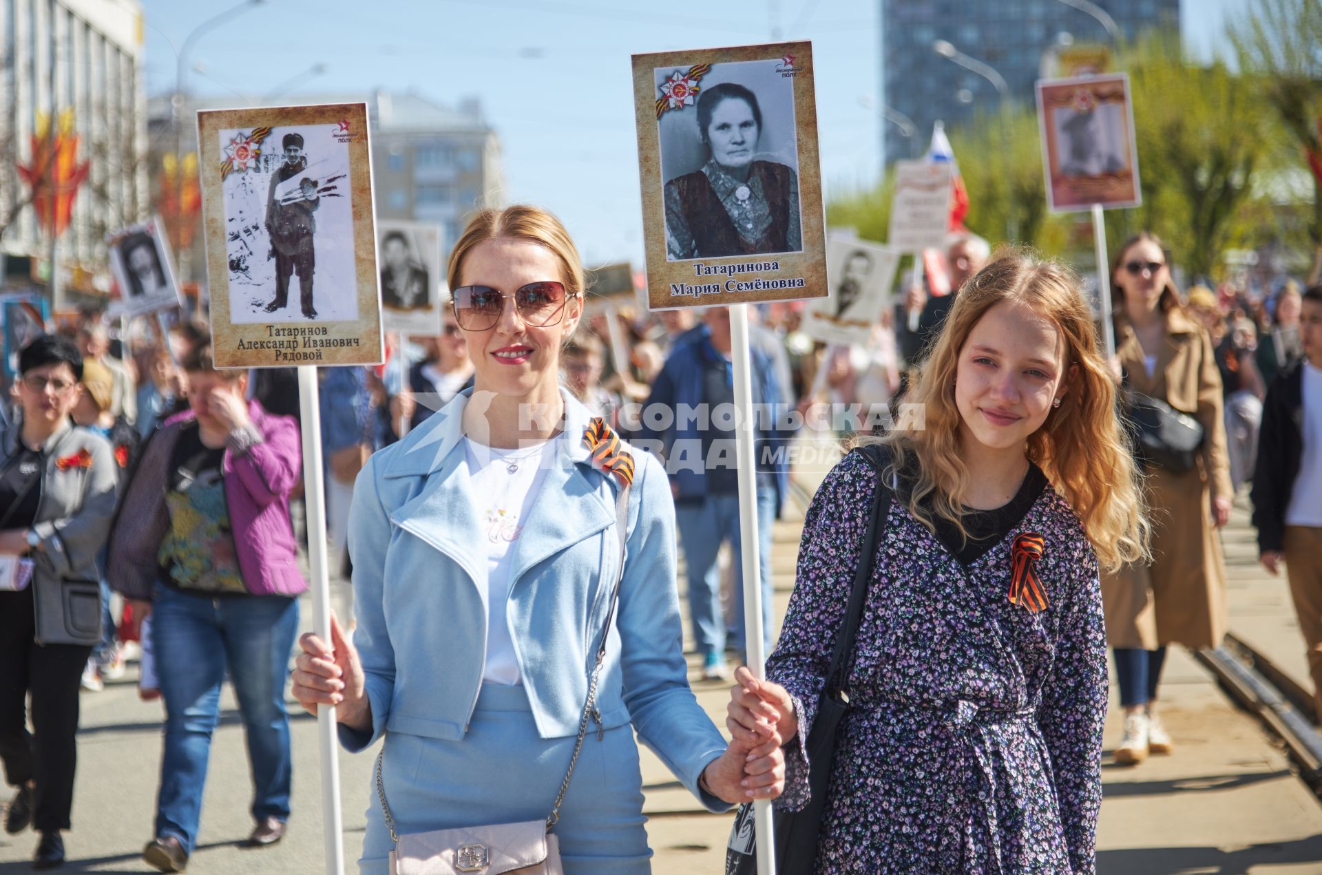 Пермь. Участники акции `Бессмертный полк`, посвященной 77-й годовщине Победы в Великой Отечественной войне.