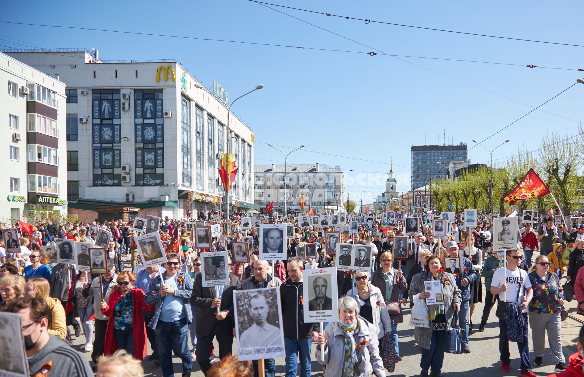 Пермь. Участники акции `Бессмертный полк`, посвященной 77-й годовщине Победы в Великой Отечественной войне.