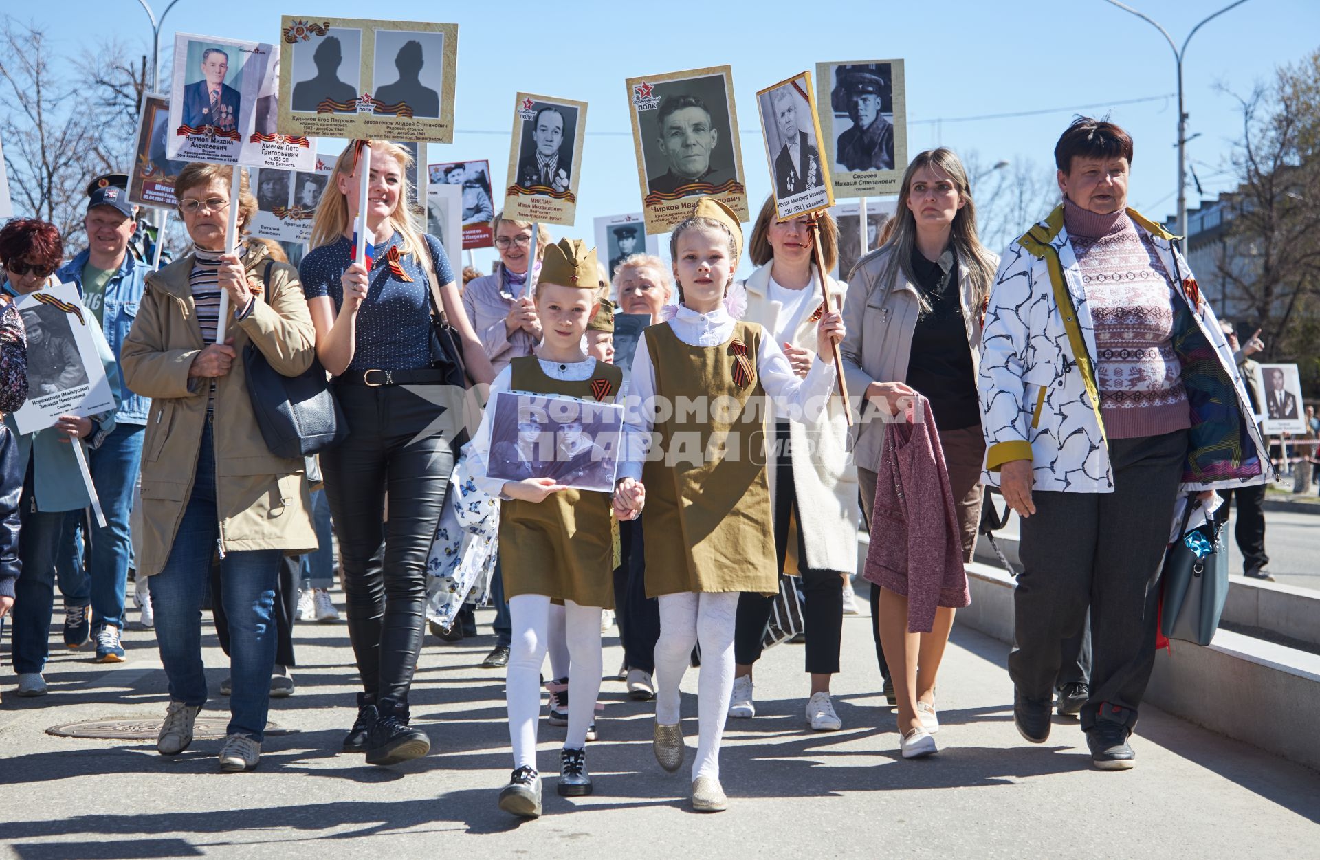 Пермь. Участники акции `Бессмертный полк`, посвященной 77-й годовщине Победы в Великой Отечественной войне.