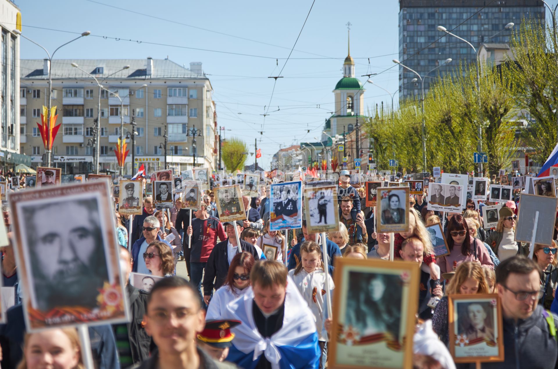 Пермь. Участники акции `Бессмертный полк`, посвященной 77-й годовщине Победы в Великой Отечественной войне.