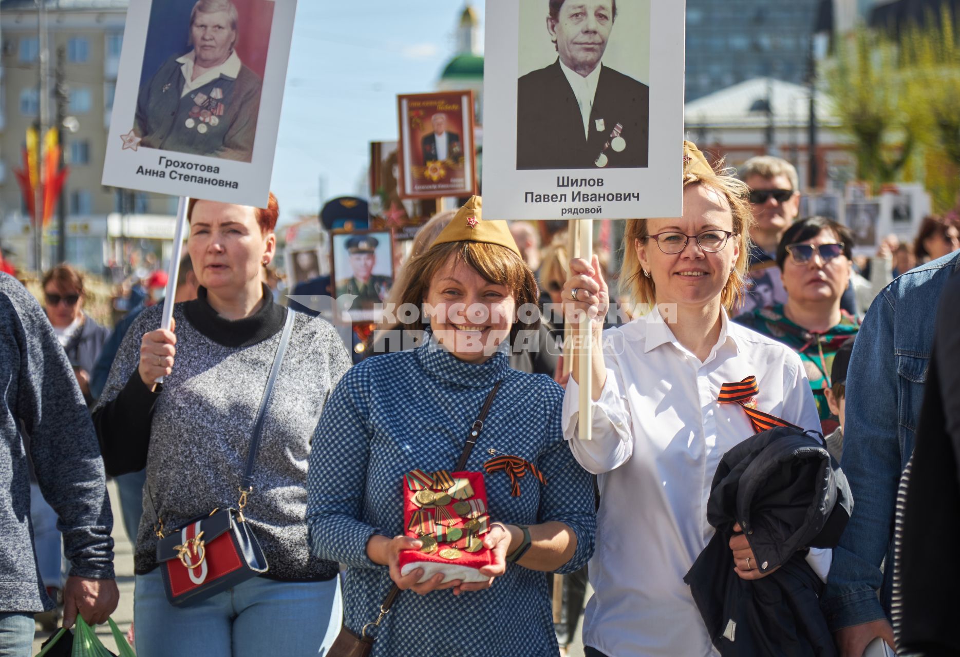 Пермь. Участники акции `Бессмертный полк`, посвященной 77-й годовщине Победы в Великой Отечественной войне.