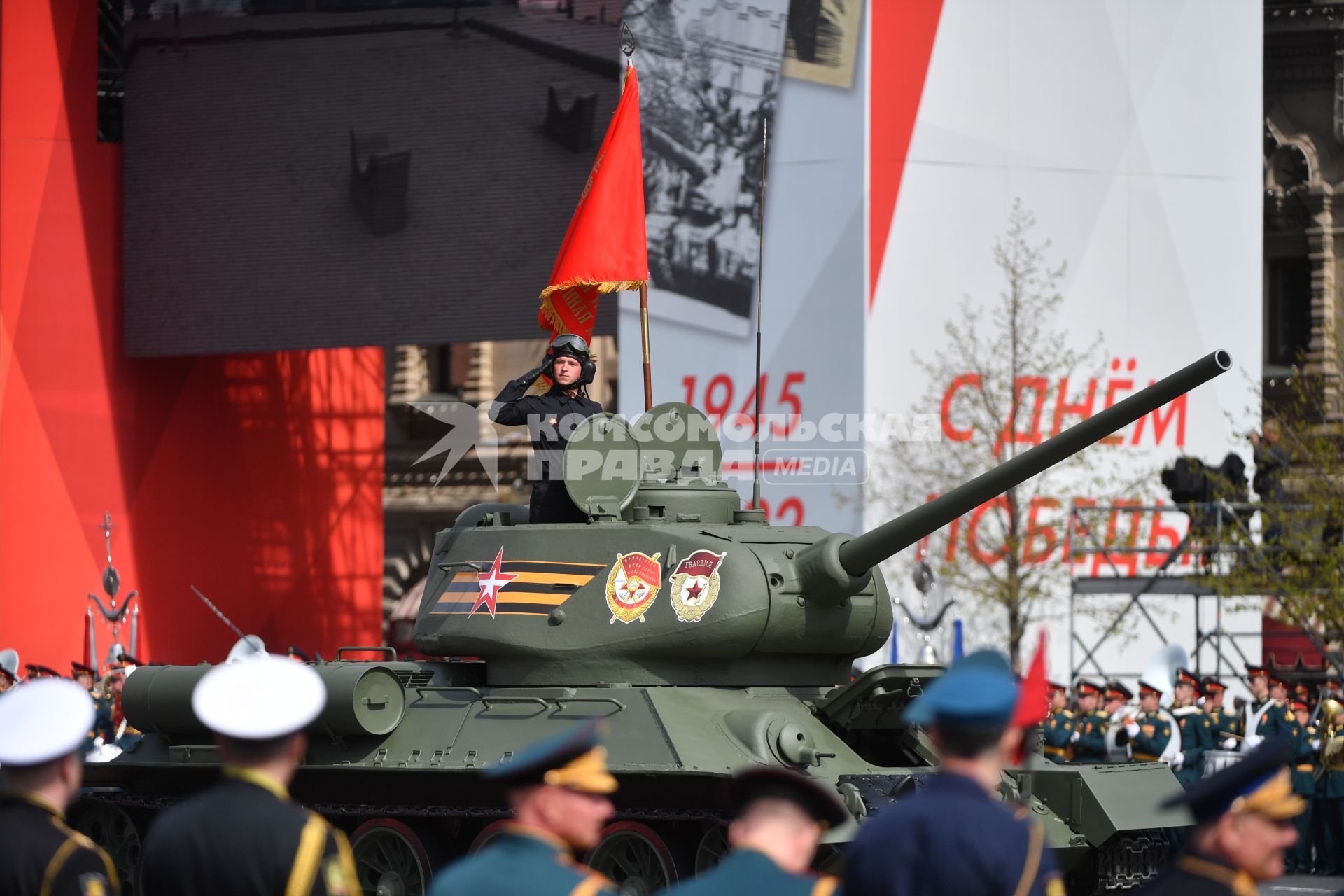 Москва. Танк Т-34-85 во время генеральной репетиции парада на Красной площади, посвященного 77-й годовщине Победы в Великой Отечественной войне.