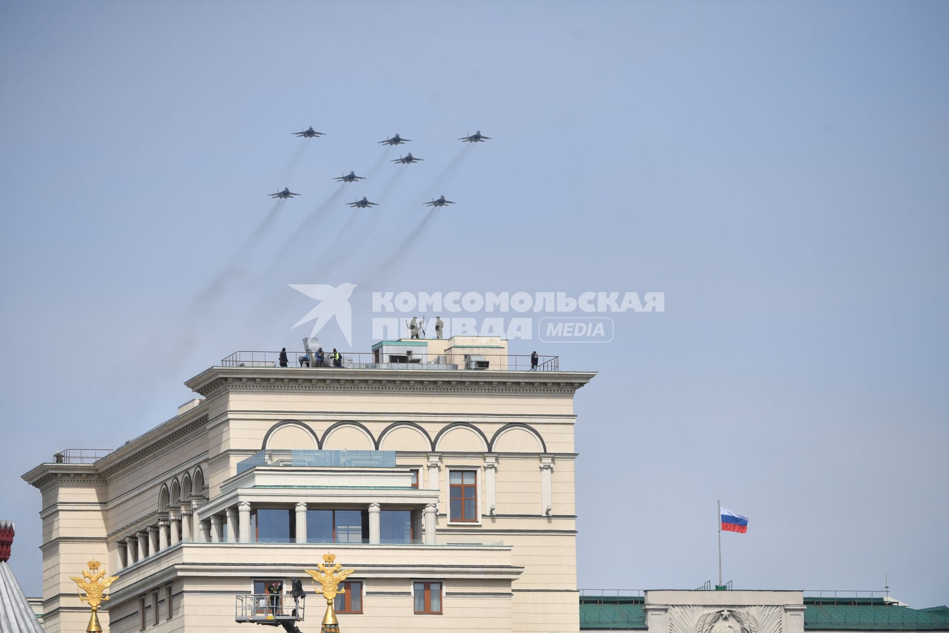 Москва. Многоцелевые истребители МиГ-29СМТ в полетном порядке `Z` во время генеральной репетиции парада на Красной площади, посвященного 77-й годовщине Победы в Великой Отечественной войне.