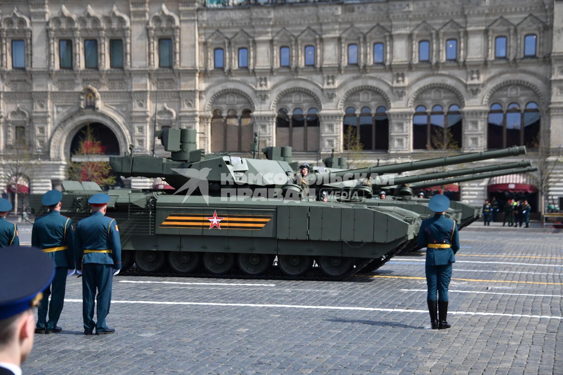 Москва. Танки Т-14 `Армата` во время генеральной репетиции парада на Красной площади, посвященного 77-й годовщине Победы в Великой Отечественной войне.