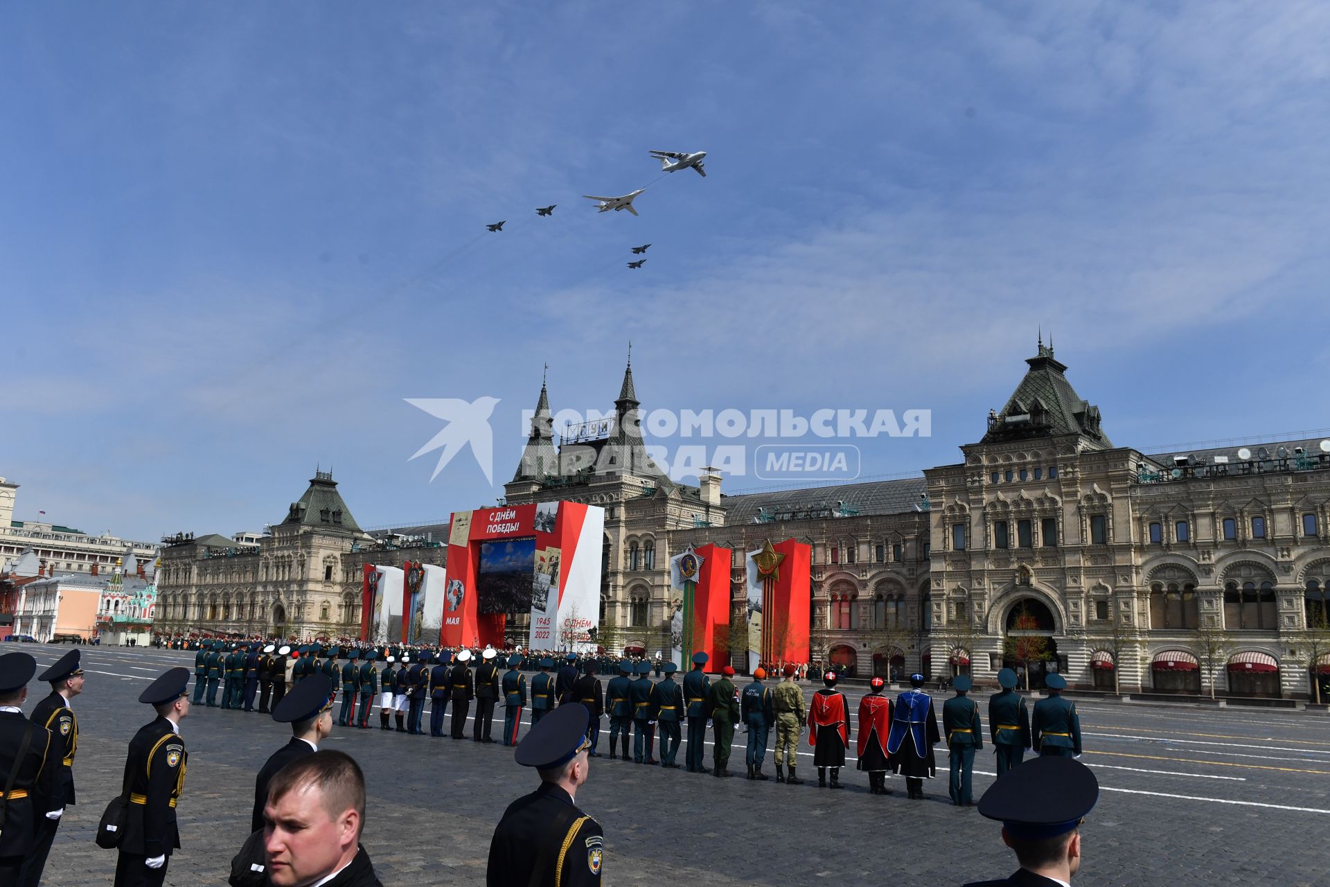 Москва. Самолет-заправщик Ил-78, стратегический бомбардировщик-ракетоносец Ту-160 и истребители-перехватчики МиГ-31БМ во время генеральной репетиции парада на Красной площади, посвященного 77-й годовщине Победы в Великой Отечественной войне.