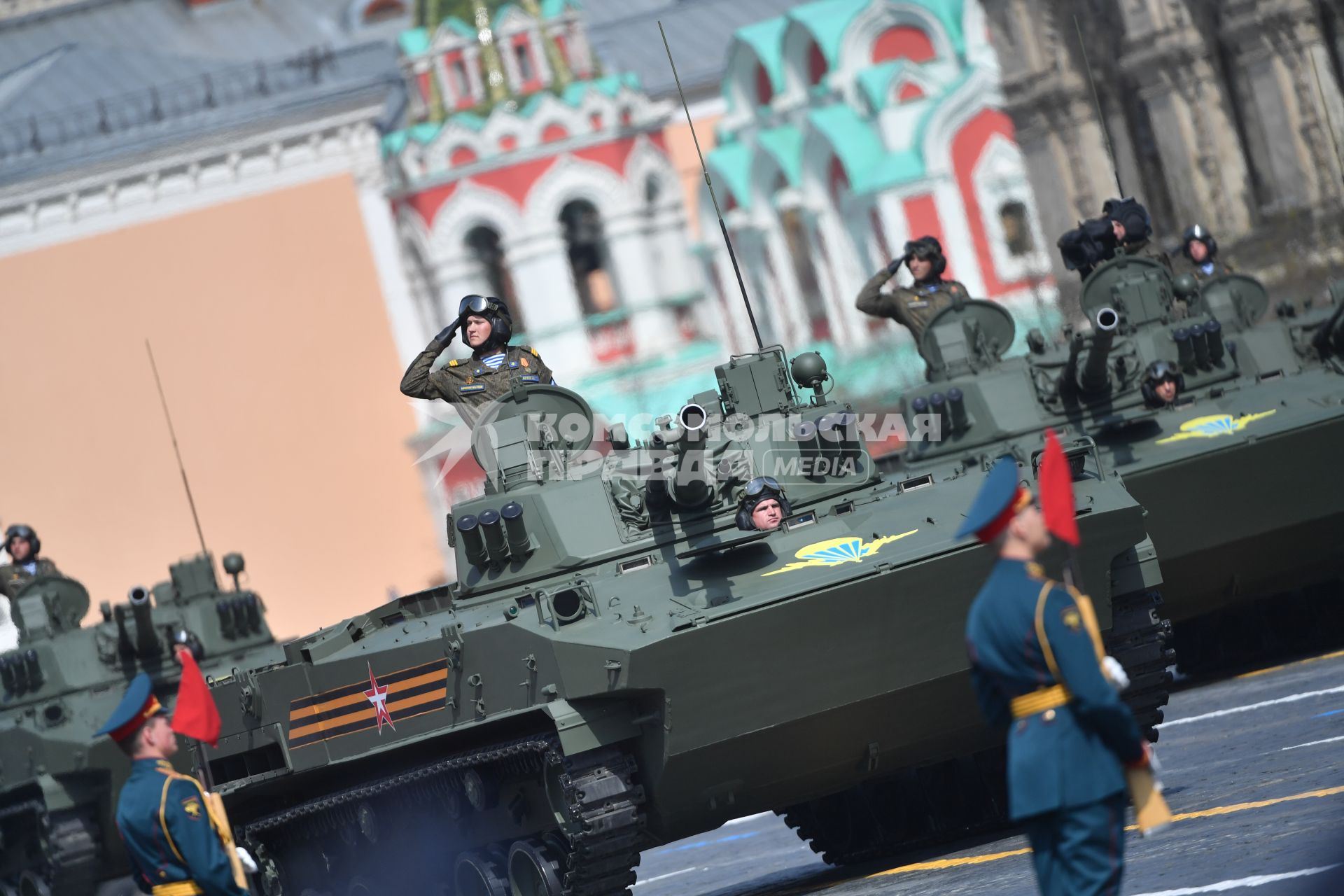 Москва. Боевые машины десанта БМД-4М во время генеральной репетиции парада на Красной площади, посвященного 77-й годовщине Победы в Великой Отечественной войне.