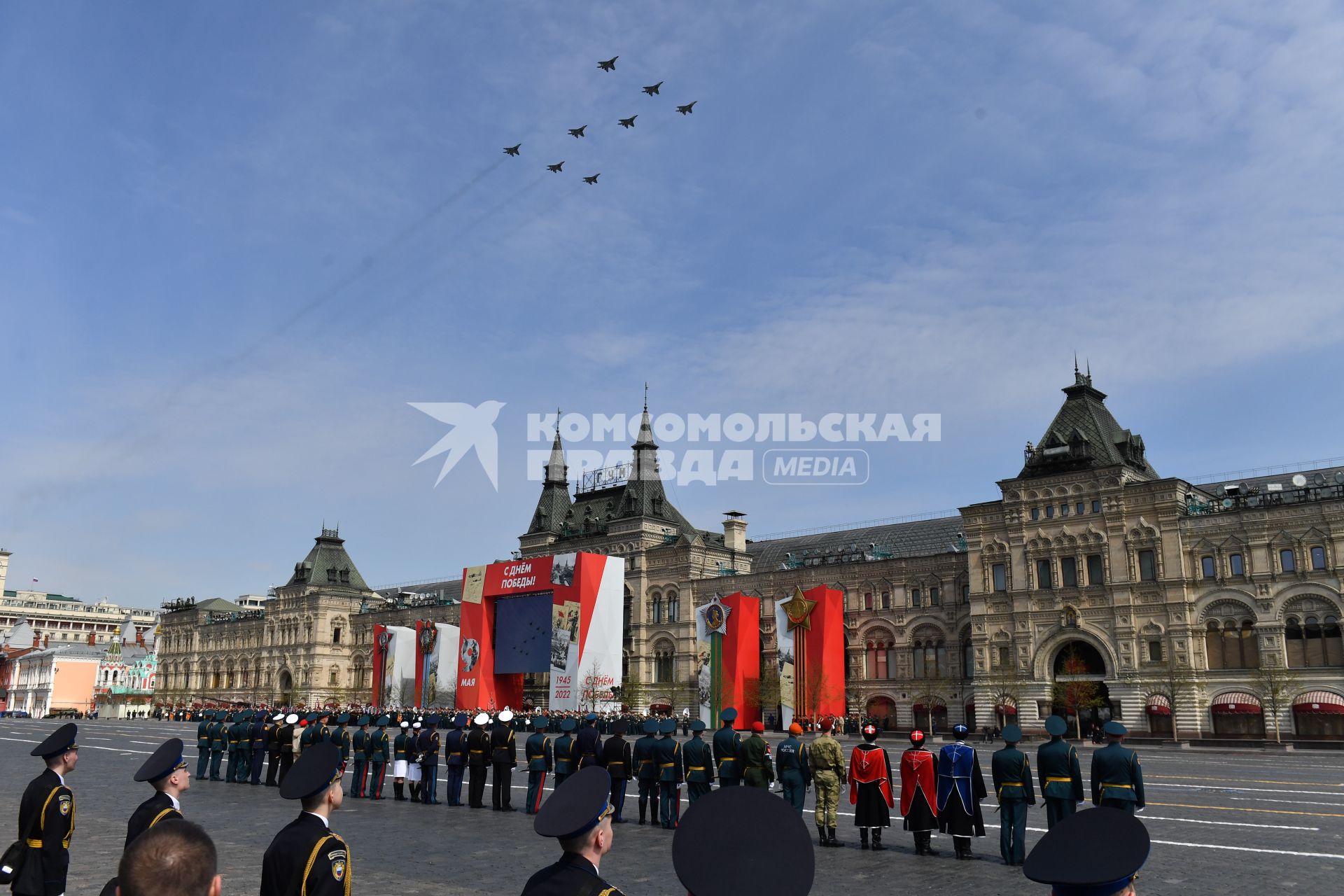 Москва. Многоцелевые истребители МиГ-29СМТ в полетном порядке `Z` во время генеральной репетиции парада на Красной площади, посвященного 77-й годовщине Победы в Великой Отечественной войне.