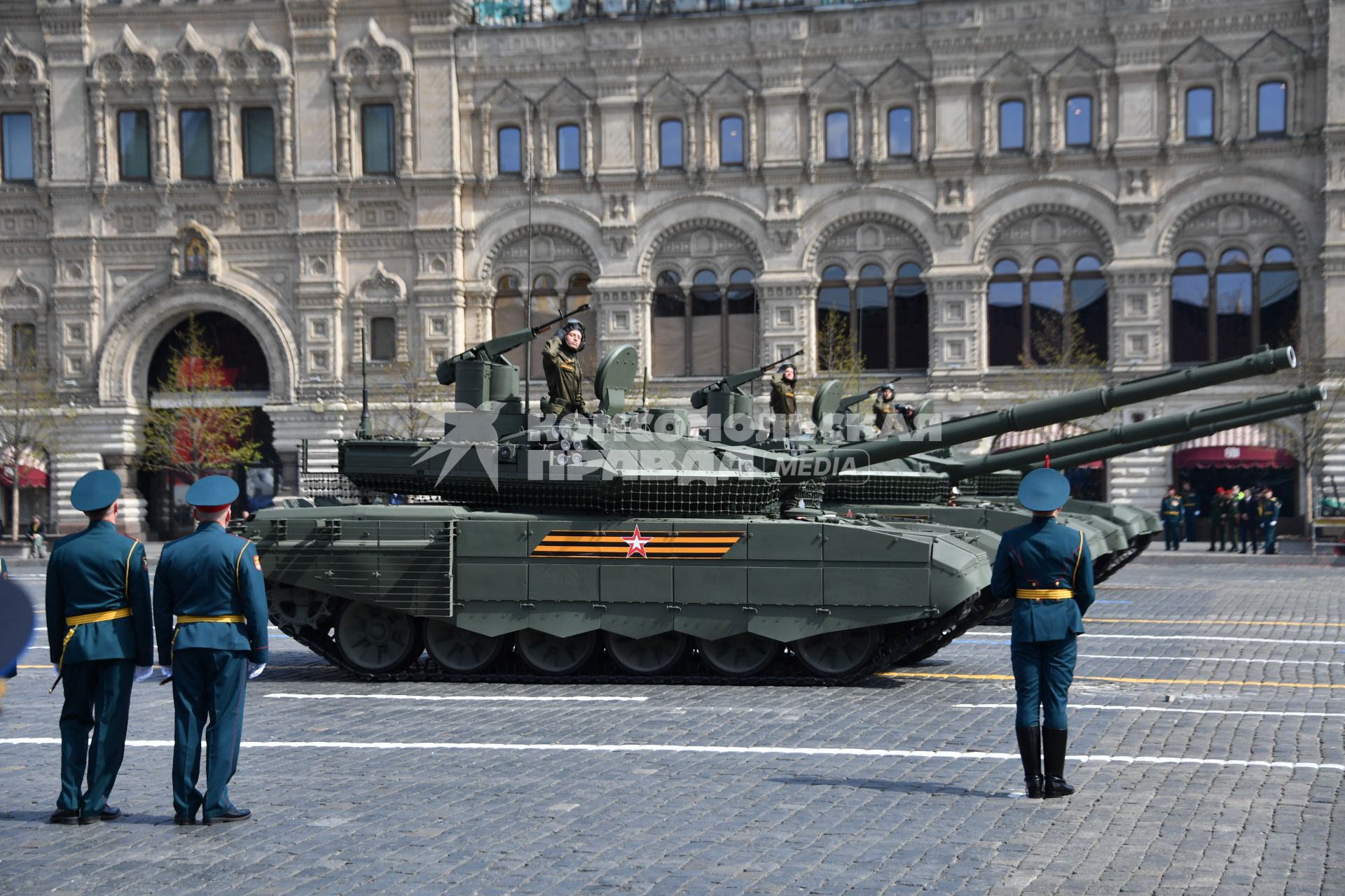 Москва. Танки Т-90М `Прорыв` во время генеральной репетиции парада на Красной площади, посвященного 77-й годовщине Победы в Великой Отечественной войне.