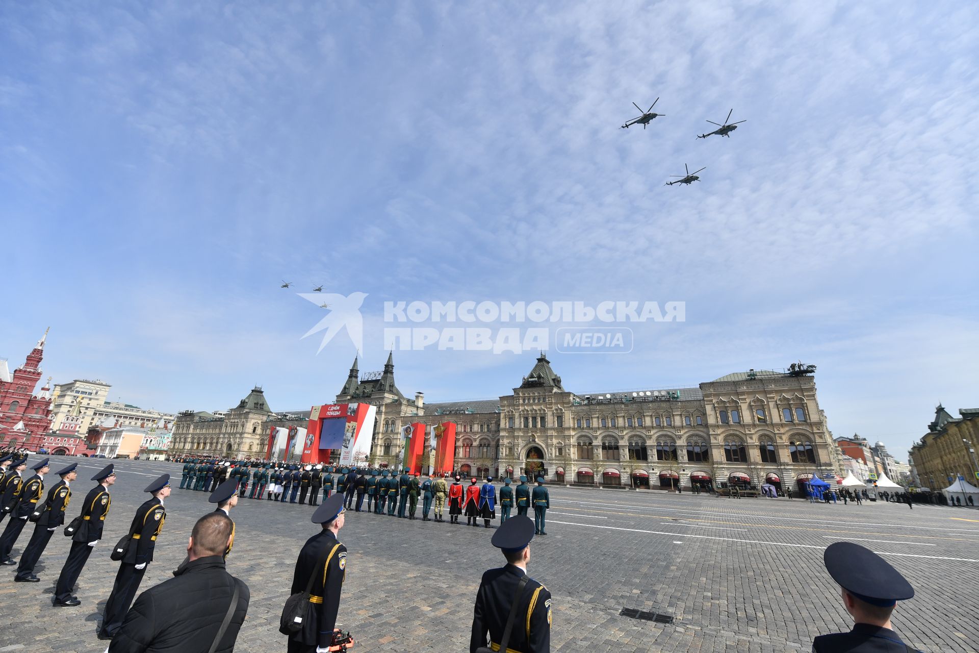 Москва. Вертолеты Ми-8 во время генеральной репетиции парада на Красной площади, посвященного 77-й годовщине Победы в Великой Отечественной войне.