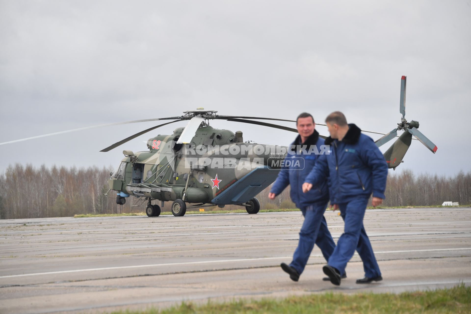 Московская область. г.Клин. Многоцелевой вертолет Ми-8АМТШ на авиабазе Клин-5 перед началом репетиции воздушной части парада, посвященного 77-й годовщине Победы в Великой Отечественной войне.