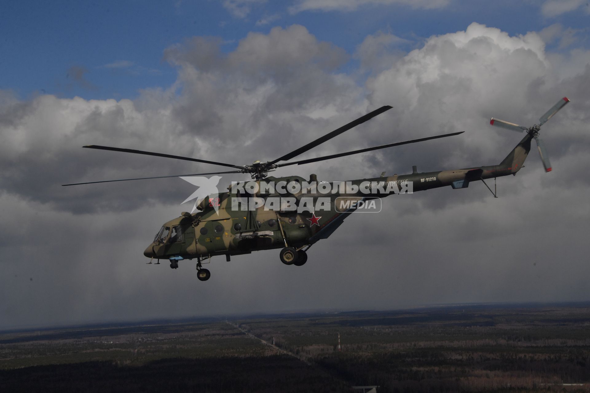 Московская область. Многоцелевой вертолет Ми-8АМТШ перед началом репетиции воздушной части парада, посвященного 77-й годовщине Победы в Великой Отечественной войне.