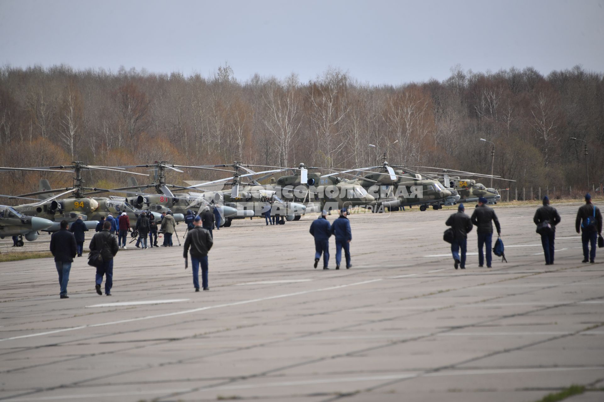 Московская область. г.Клин. Вертолеты на авиабазе Клин-5 перед началом репетиции воздушной части парада, посвященного 77-й годовщине Победы в Великой Отечественной войне.