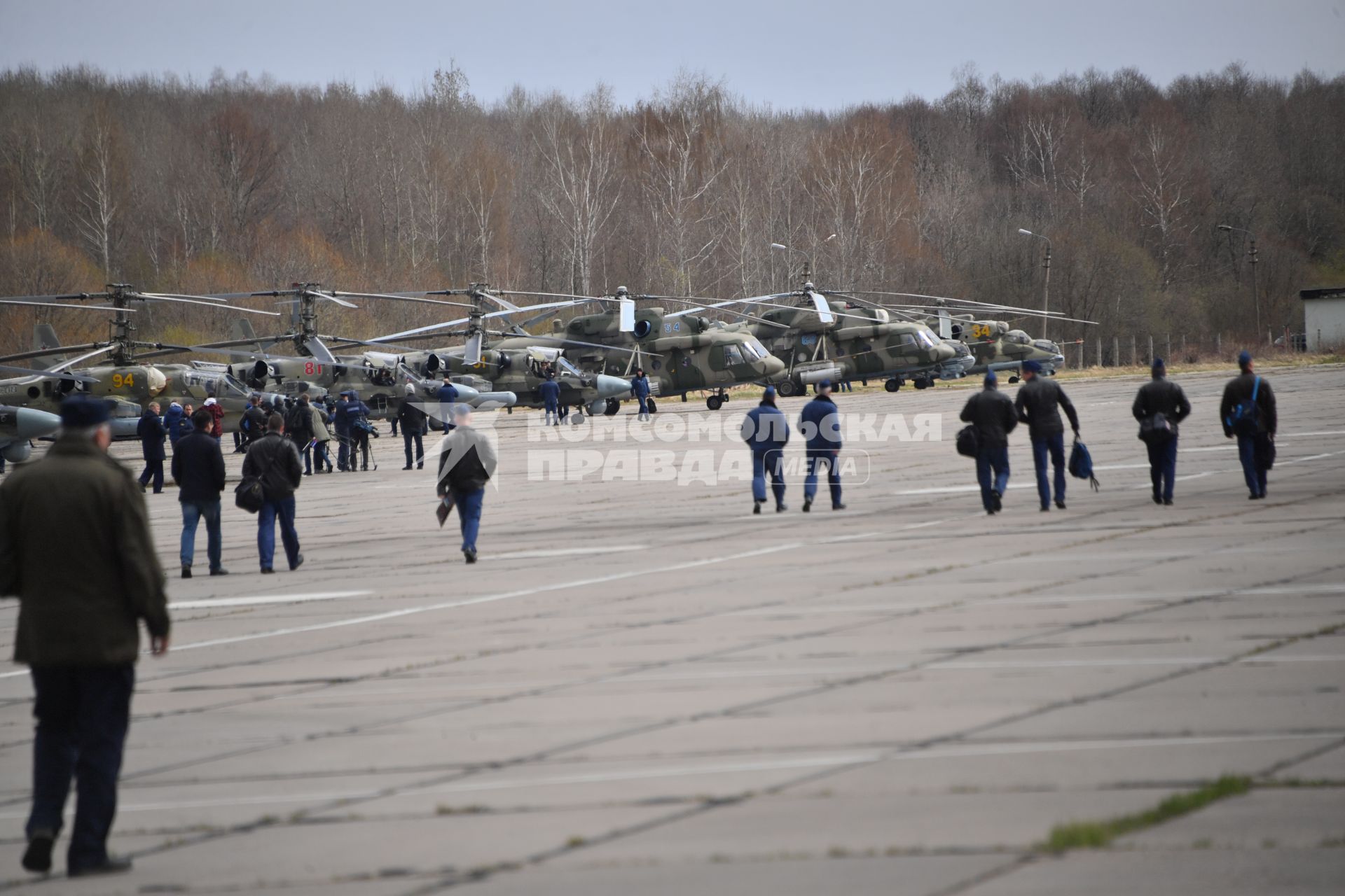 Московская область. г.Клин. Вертолеты на авиабазе Клин-5 перед началом репетиции воздушной части парада, посвященного 77-й годовщине Победы в Великой Отечественной войне.