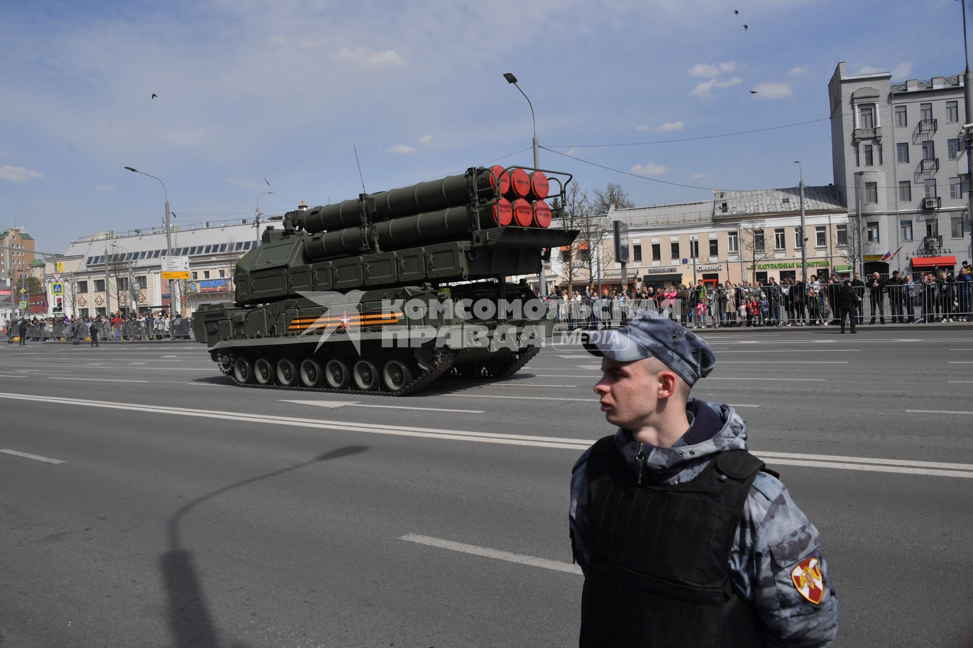 Москва.  Зенитно-ракетные комплексы (ЗРК)  Бук-М3  во время возвращения   военной техники после репетиции парада в честь 77-й годовщины Победы в Великой Отечественной войне через Таганскую площадь.