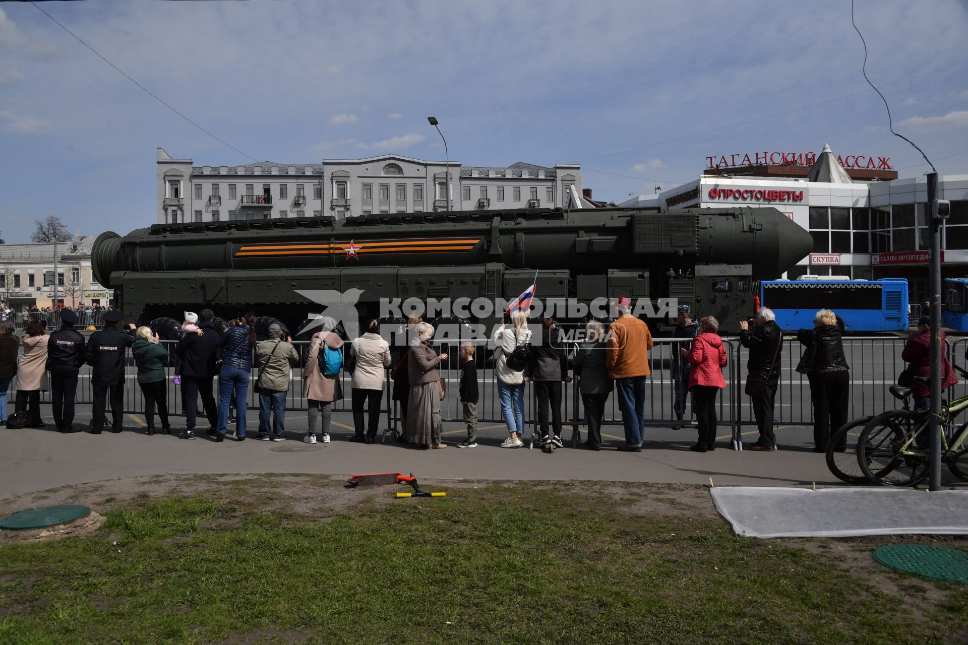 Москва.  Возвращение военной техники после  репетиции парада в честь 77-й годовщины Победы в Великой Отечественной войне через Таганскую площадь.