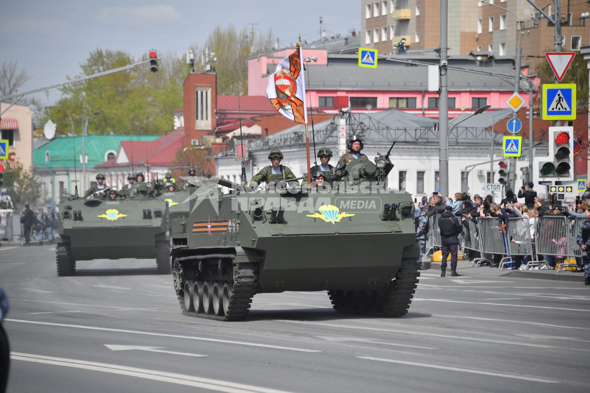 Москва. Военнослужащие на бронетранспортере БТР-МДМ  Ракушка во время возвращения военной техники после  репетиции парада в честь 77-й годовщины Победы в Великой Отечественной войне через Таганскую площадь.