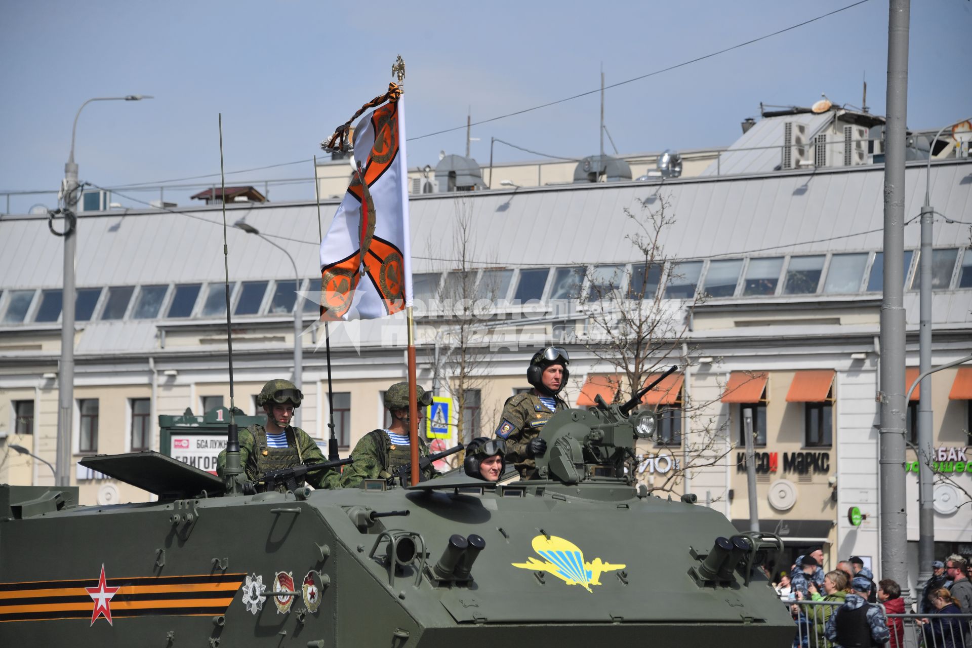 Москва. Военнослужащие на бронетранспортере БТР-МДМ  Ракушка во время возвращения военной техники после  репетиции парада в честь 77-й годовщины Победы в Великой Отечественной войне через Таганскую площадь.