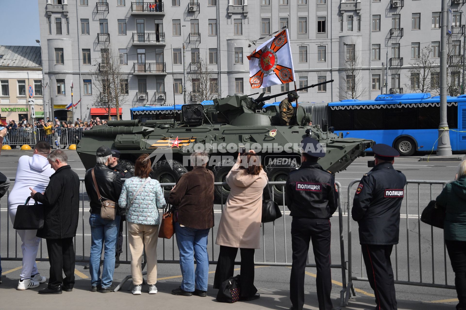 Москва.  Возвращение военной техники после  репетиции парада в честь 77-й годовщины Победы в Великой Отечественной войне через Таганскую площадь.