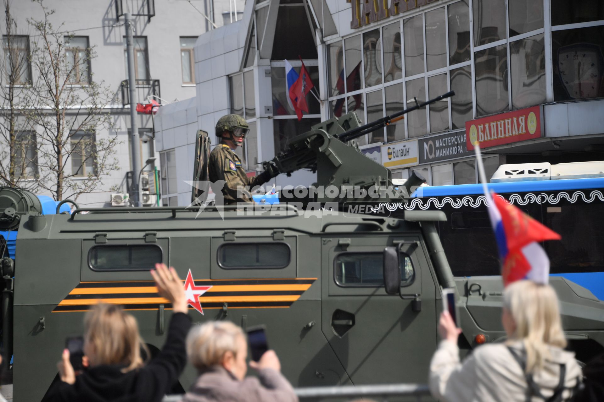 Москва.  Возвращение военной техники после  репетиции парада в честь 77-й годовщины Победы в Великой Отечественной войне через Таганскую площадь.