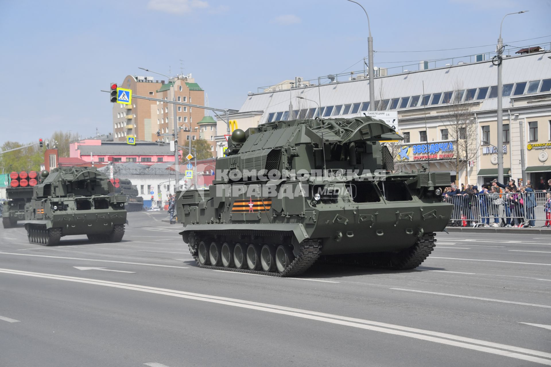 Москва. ЗРК  Тор-М2  во время  возвращения военной техники после  репетиции парада в честь 77-й годовщины Победы в Великой Отечественной войне через Таганскую площадь.