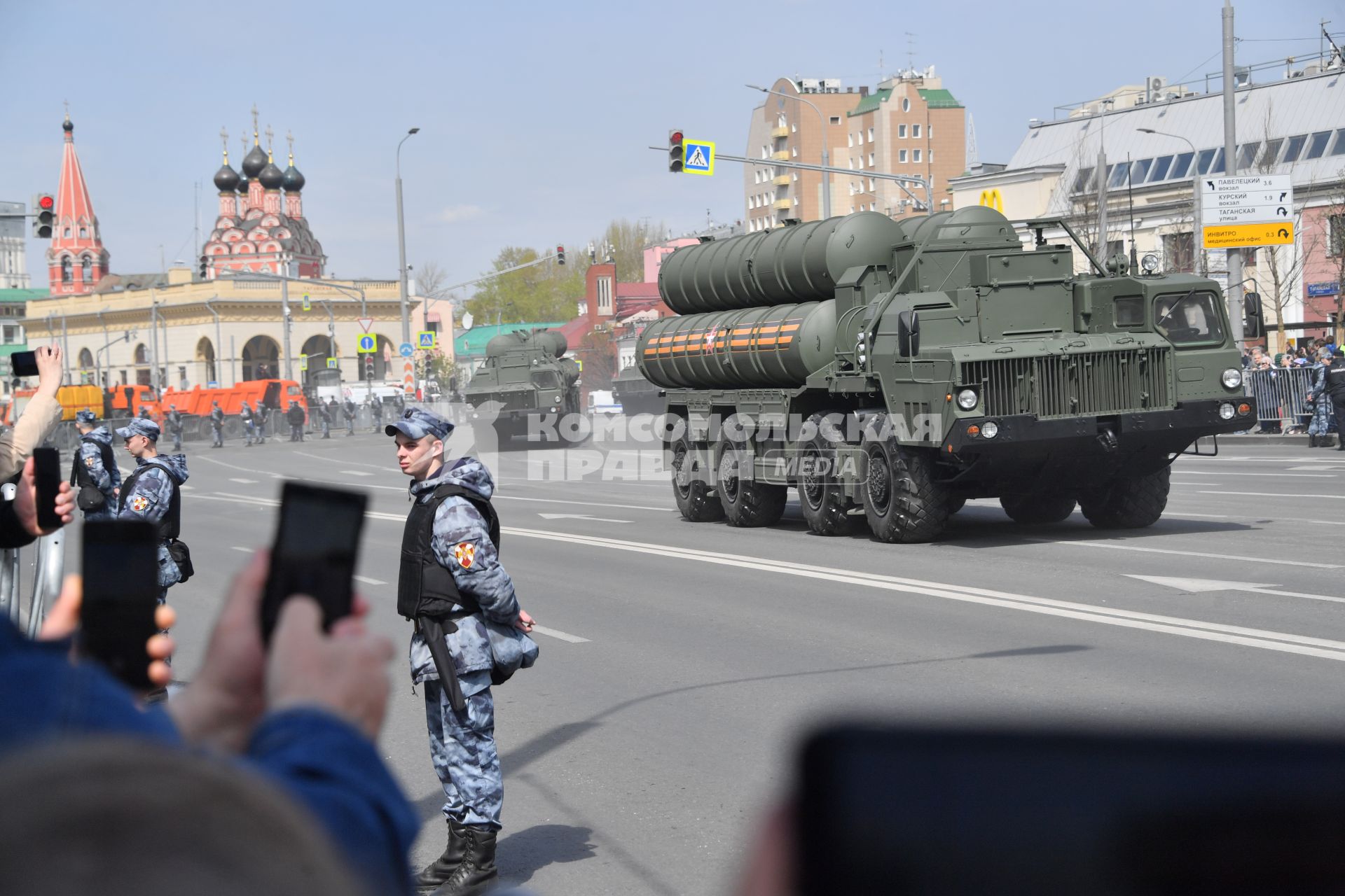 Москва.  Зенитная ракетная система (ЗРС) С-400  Триумф  во время возвращения военной техники после репетиции парада в честь 77-й годовщины Победы в Великой Отечественной войне через Таганскую площадь.