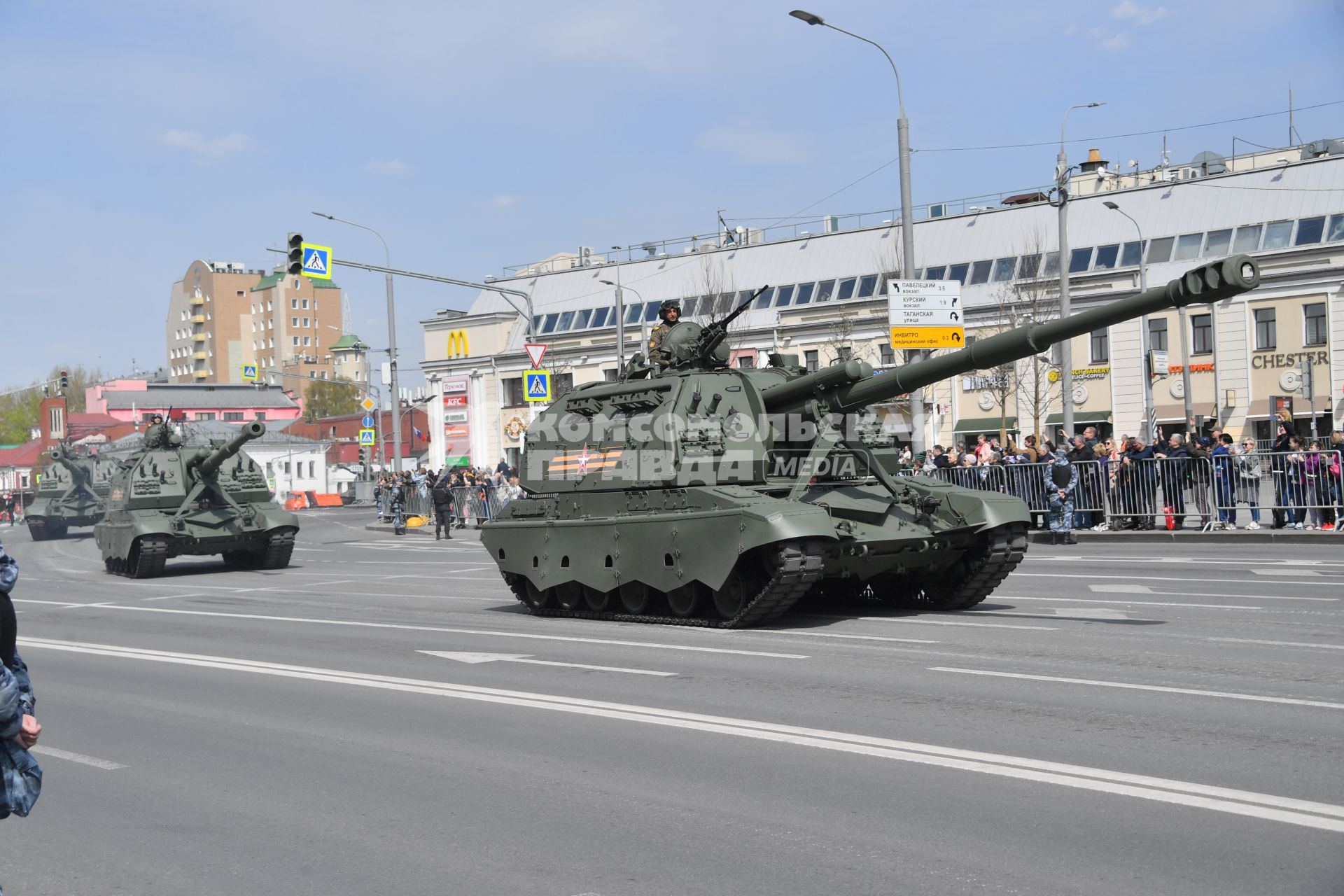 Москва. Самоходные артиллерийские установки (САУ)  Мста-С во время  возвращения военной техники после репетициипарада в честь 77-й годовщины Победы в Великой Отечественной войне через Таганскую площадь.