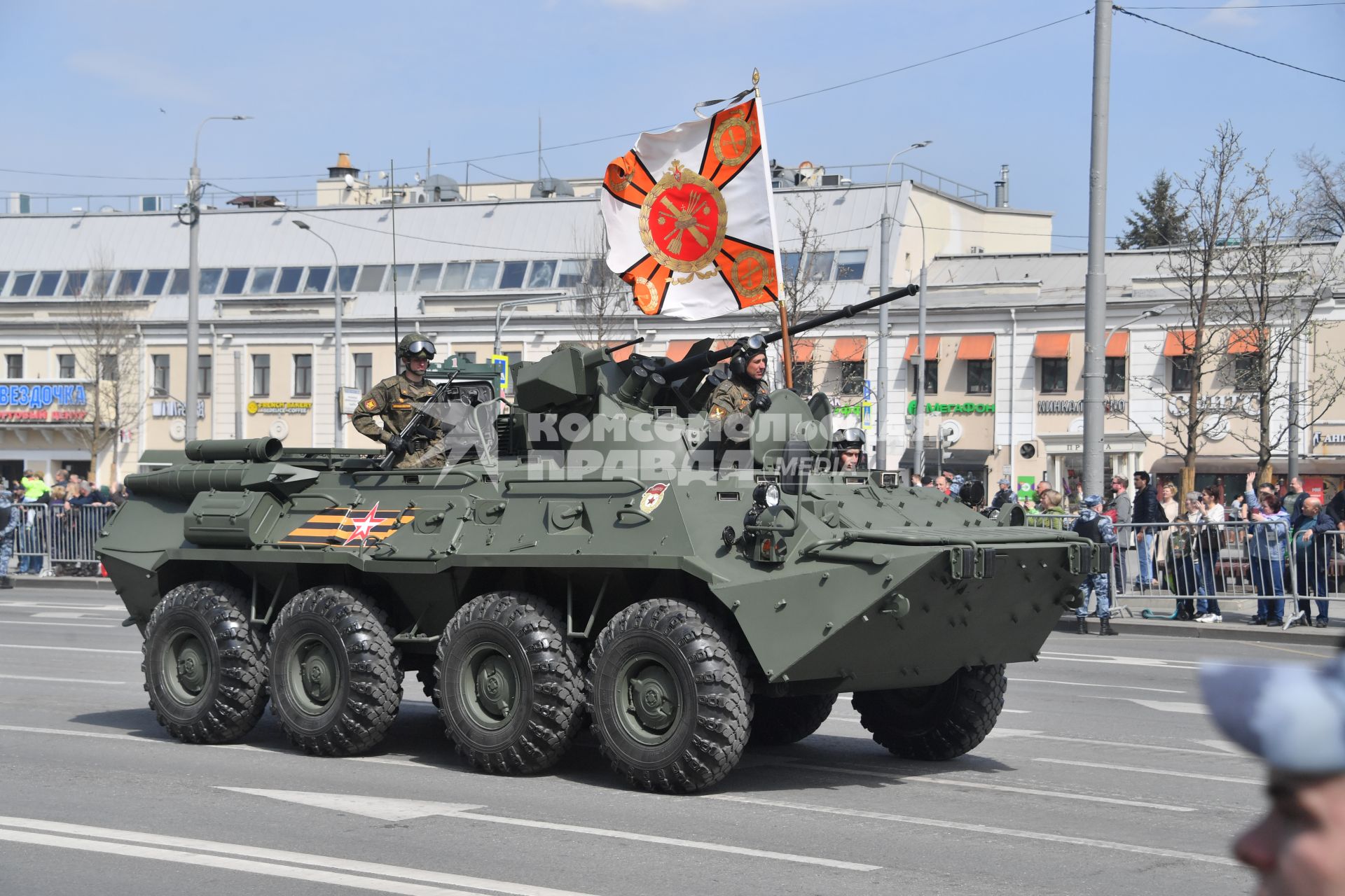 Москва.  Возвращение военной техники после репетиции парада в честь 77-й годовщины Победы в Великой Отечественной войне через Таганскую площадь.