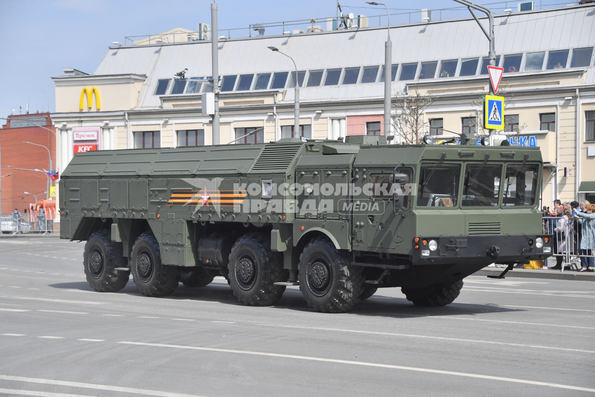 Москва.  Возвращение военной техники после репетиции парада в честь 77-й годовщины Победы в Великой Отечественной войне через Таганскую площадь.