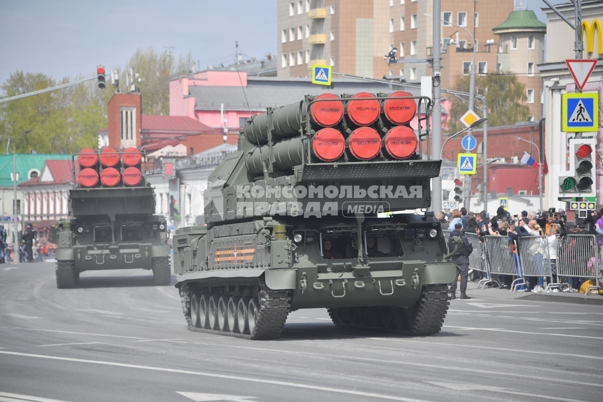 Москва.  Зенитно-ракетные комплексы (ЗРК)  Бук-М3  во время возвращения   военной техники после репетиции парада в честь 77-й годовщины Победы в Великой Отечественной войне через Таганскую площадь.