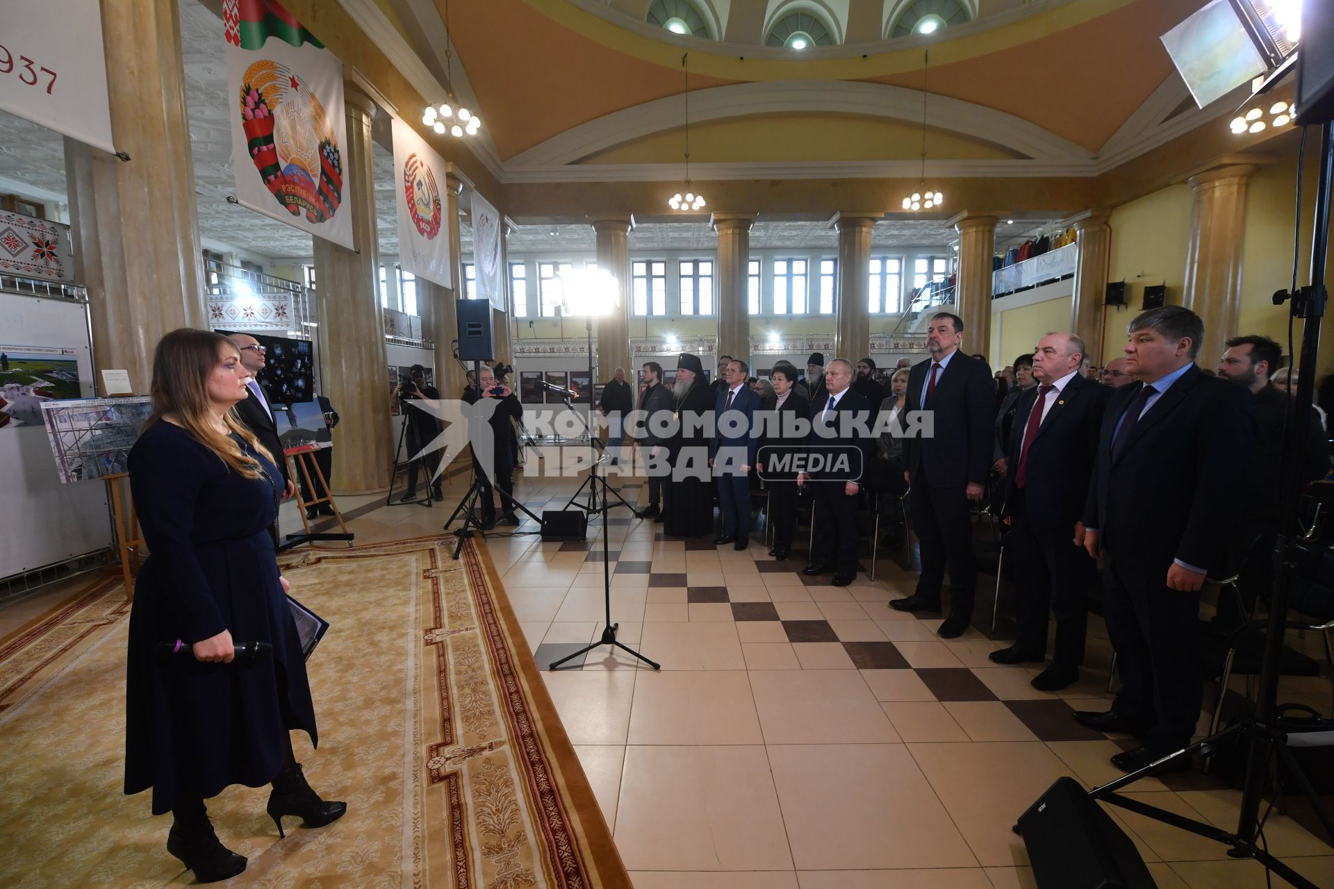 Москва. Временно исполняющий обязанности Председателя Коллегии Евразийской экономической комиссии Виктор Назаренко (второй справа) и заместитель Государственного секретаря Союзного государства Виктор Сиренко (третий справа) на фотовыставке `Проекты Союзного государства: от Бреста до Ржева…`, приуроченной к празднованию Дня Победы, в павильоне Республики Беларусь на ВДНХ.