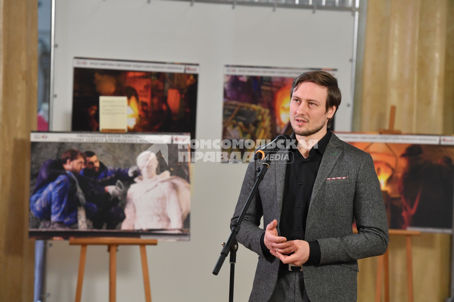 Москва. Архитектор Ржевского мемориала Андрей Коробцов на фотовыставке `Проекты Союзного государства: от Бреста до Ржева…`, приуроченной к празднованию Дня Победы, в павильоне Республики Беларусь на ВДНХ.