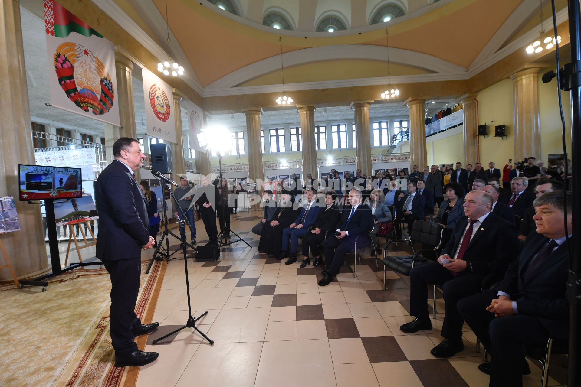 Москва. Заместитель Государственного секретаря Союзного государства Виктор Сиренко (слева) на фотовыставке `Проекты Союзного государства: от Бреста до Ржева…`, приуроченной к празднованию Дня Победы, в павильоне Республики Беларусь на ВДНХ.