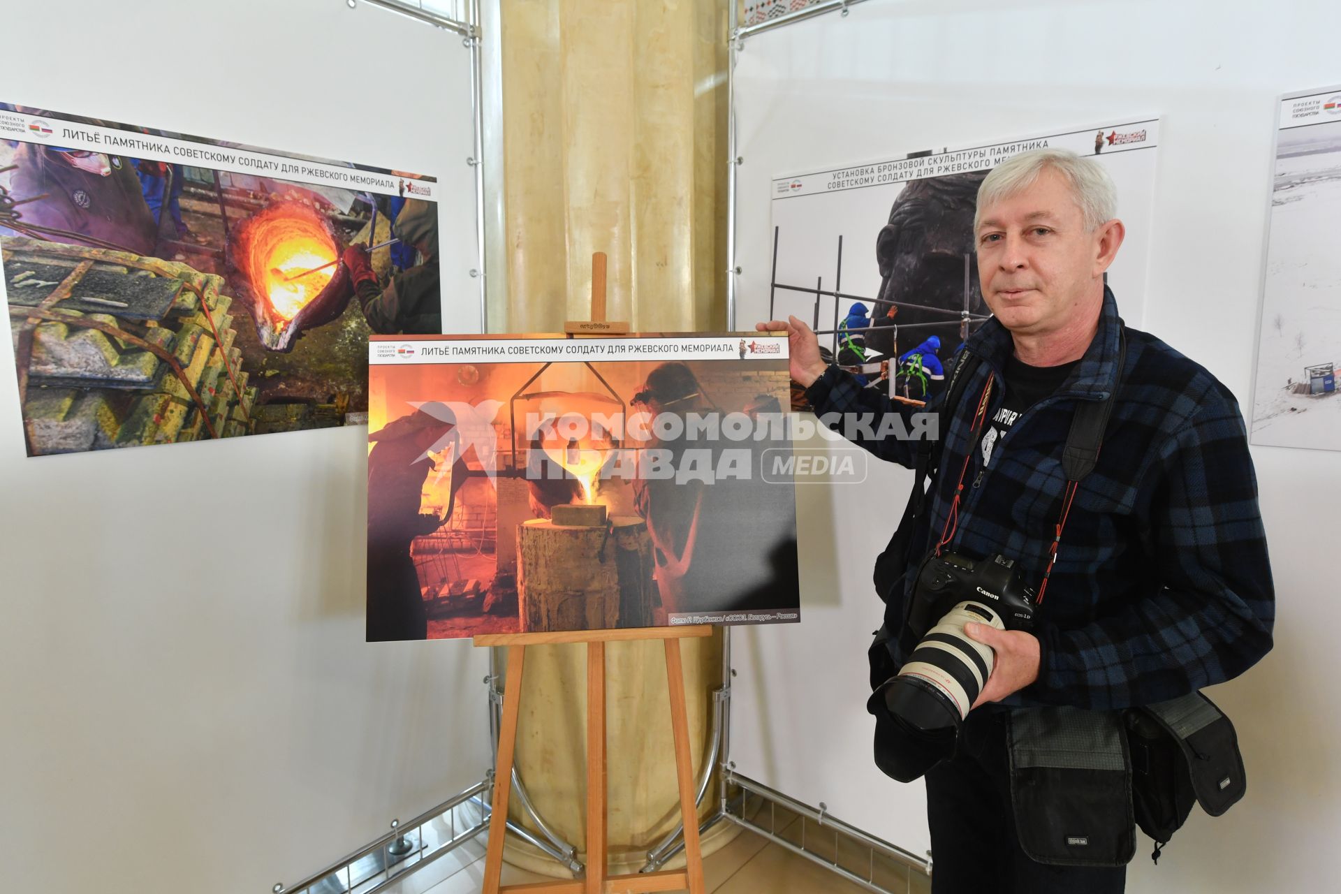 Москва. Фотокорреспондент `СОЮЗа` Роман Щербенков на фотовыставке `Проекты Союзного государства: от Бреста до Ржева…`, приуроченной к празднованию Дня Победы в павильоне Республики Беларусь на ВДНХ.