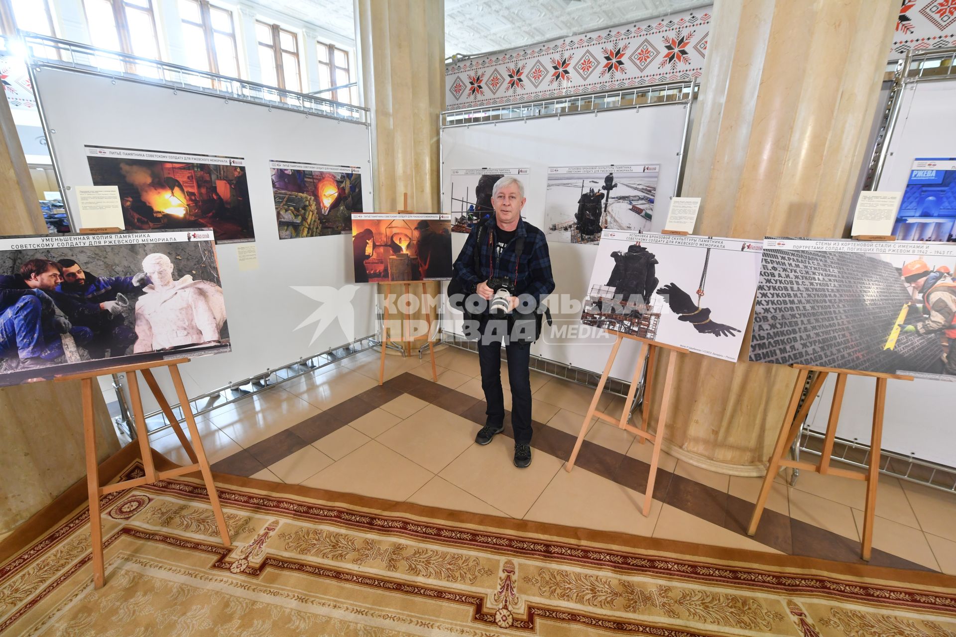 Москва. Фотокорреспондент `СОЮЗа` Роман Щербенков на фотовыставке `Проекты Союзного государства: от Бреста до Ржева…`, приуроченной к празднованию Дня Победы в павильоне Республики Беларусь на ВДНХ.