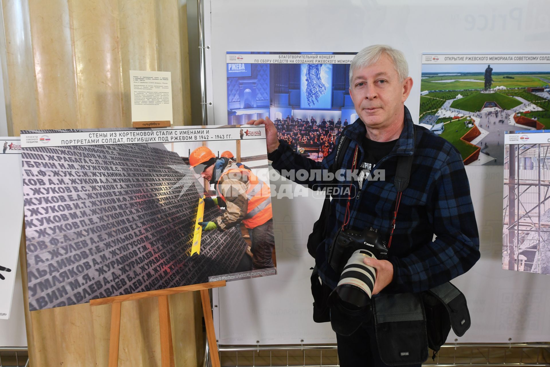 Москва. Фотокорреспондент `СОЮЗа` Роман Щербенков на фотовыставке `Проекты Союзного государства: от Бреста до Ржева…`, приуроченной к празднованию Дня Победы в павильоне Республики Беларусь на ВДНХ.