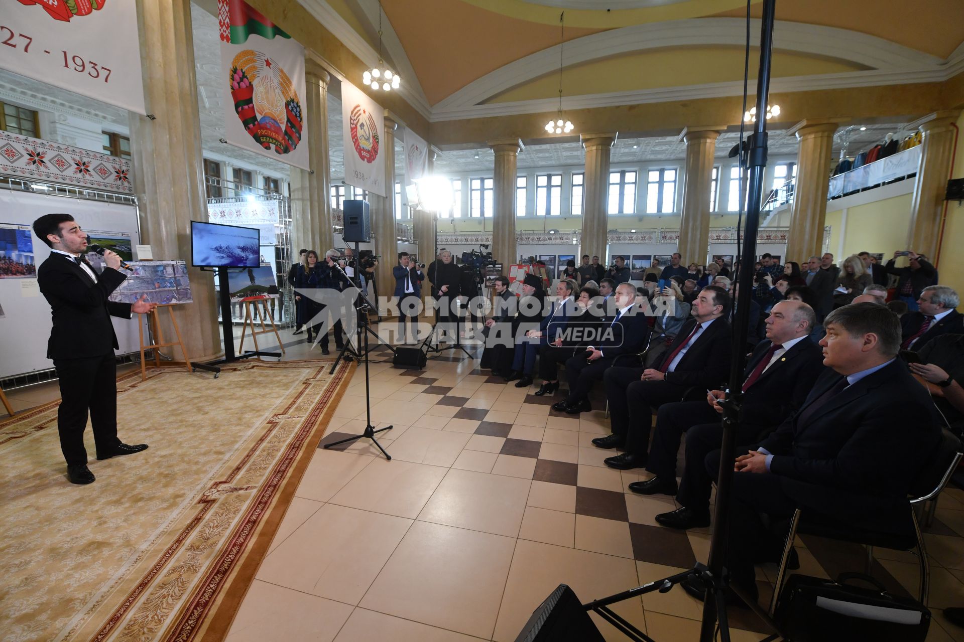 Москва. Заместитель Государственного секретаря Союзного государства Виктор Сиренко (третий справа) на фотовыставке `Проекты Союзного государства: от Бреста до Ржева…`, приуроченной к празднованию Дня Победы, в павильоне Республики Беларусь на ВДНХ.