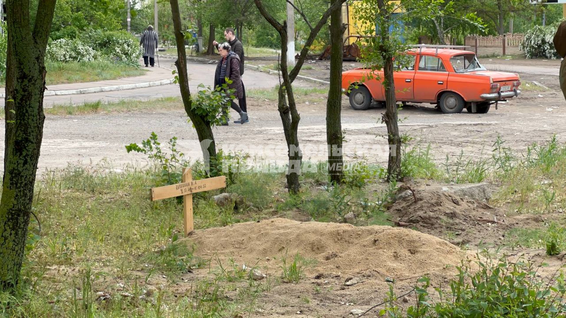 Луганская область. г.Рубежное. Могила у остановки в центре города.