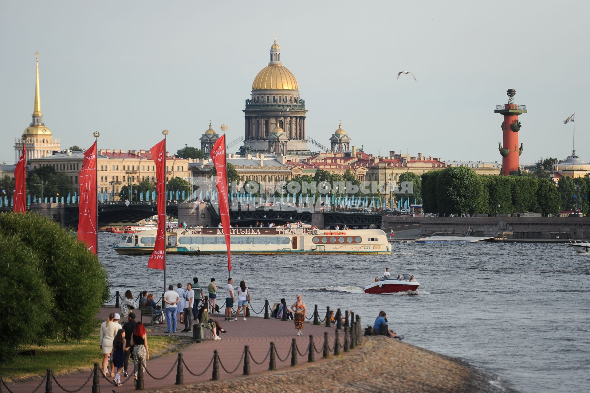 Санкт-Петербург. Вид на Исаакиевсий собор и ростральную колонну.