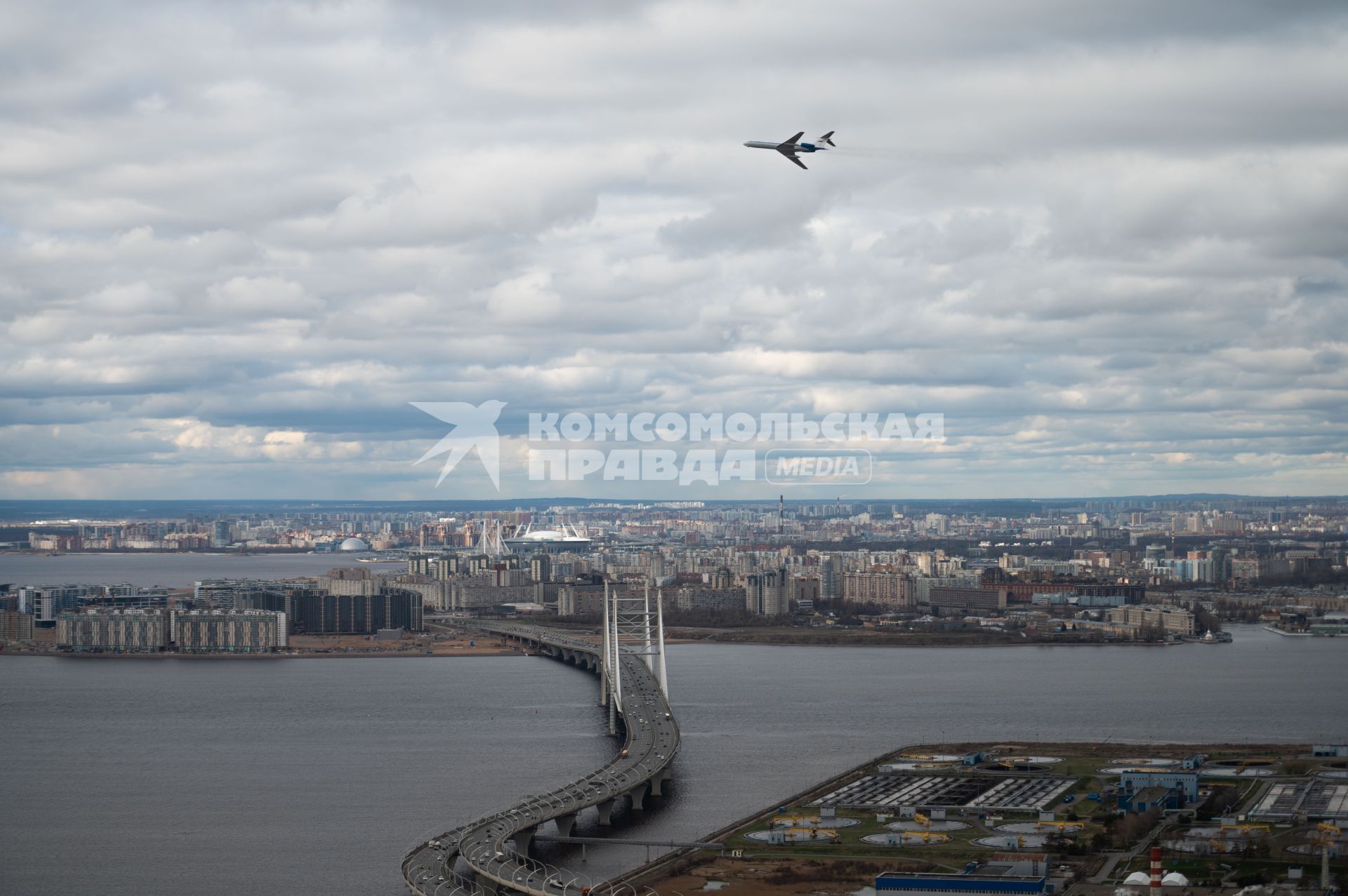 Санкт-Петербург. Вид на  вантовый мост через Корабельный фарватер.