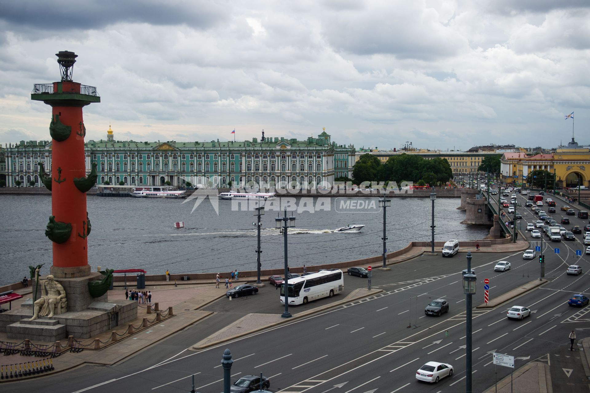 Санкт-Петербург. Вид на Зимний дворец от Стрелки Васильевского острова.