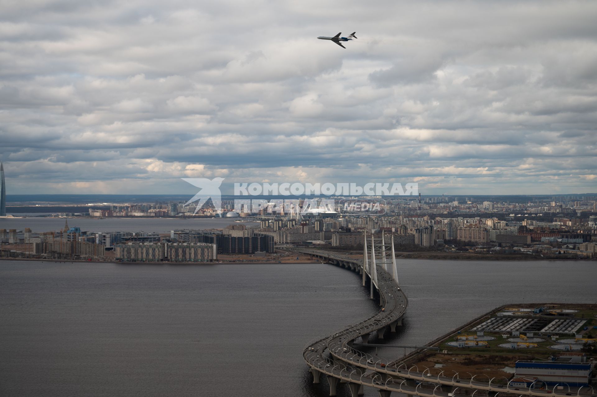 Санкт-Петербург. Вид на  вантовый мост через Корабельный фарватер.