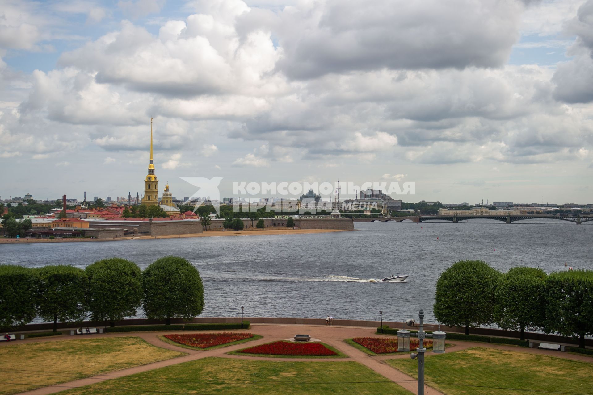 Санкт-Петербург. Вид на Петропавловскую  крепость.