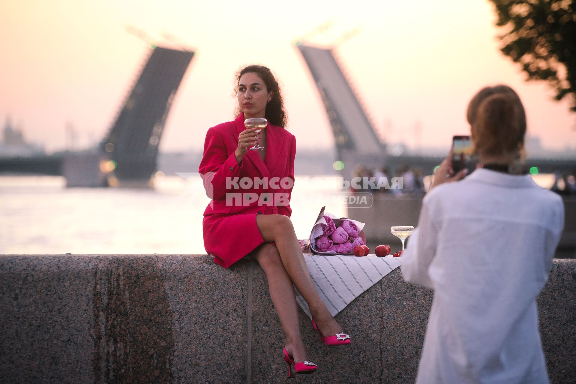 Санкт-Петербург. Девушки фотографируются на набережной Невы.