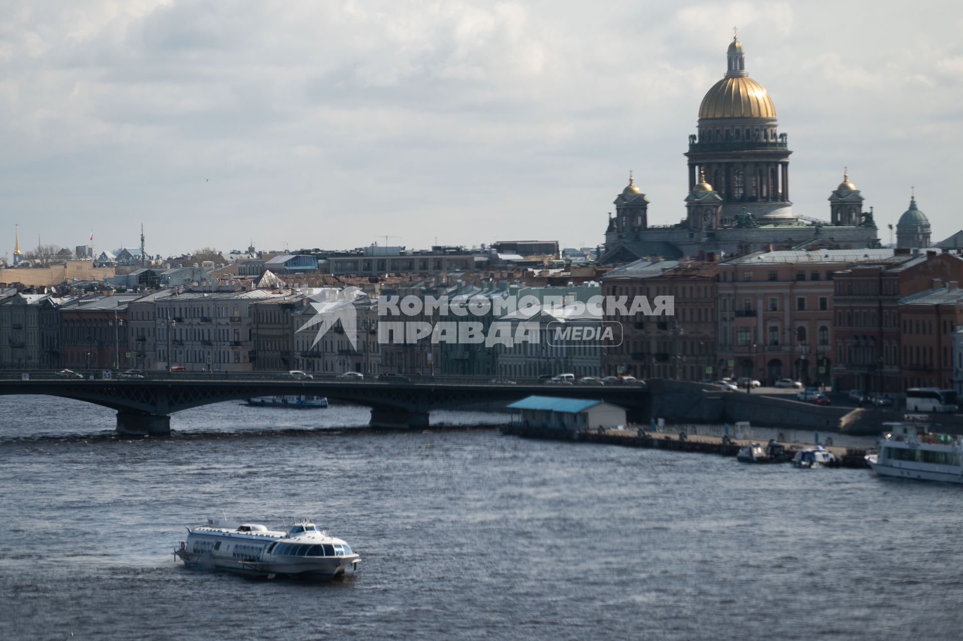 Санкт-Петербург. Вид на Исаакиевский собор и Благовещенский мост.
