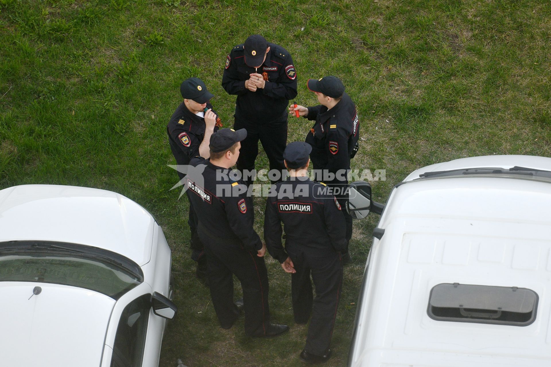 Екатеринбург. Сотрудники полиции во время массовых гуляний на праздновании 77-й годовщины дня Победы