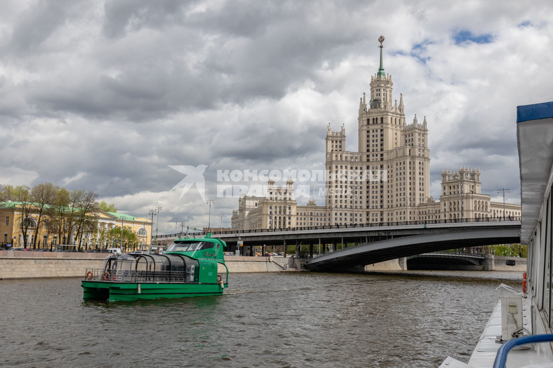 Москва. Вид на жилой дом на Котельнической набережной.