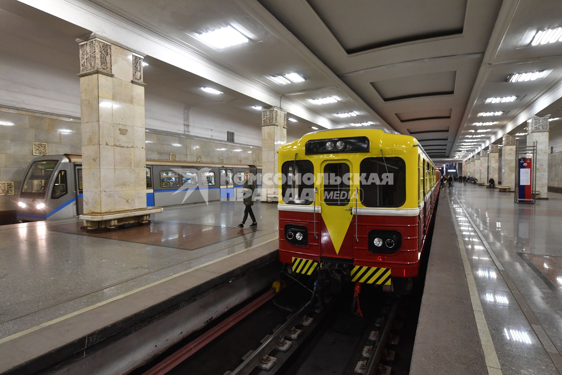 Москва. Выставка ретровагонов на станции метро `Партизанская`.