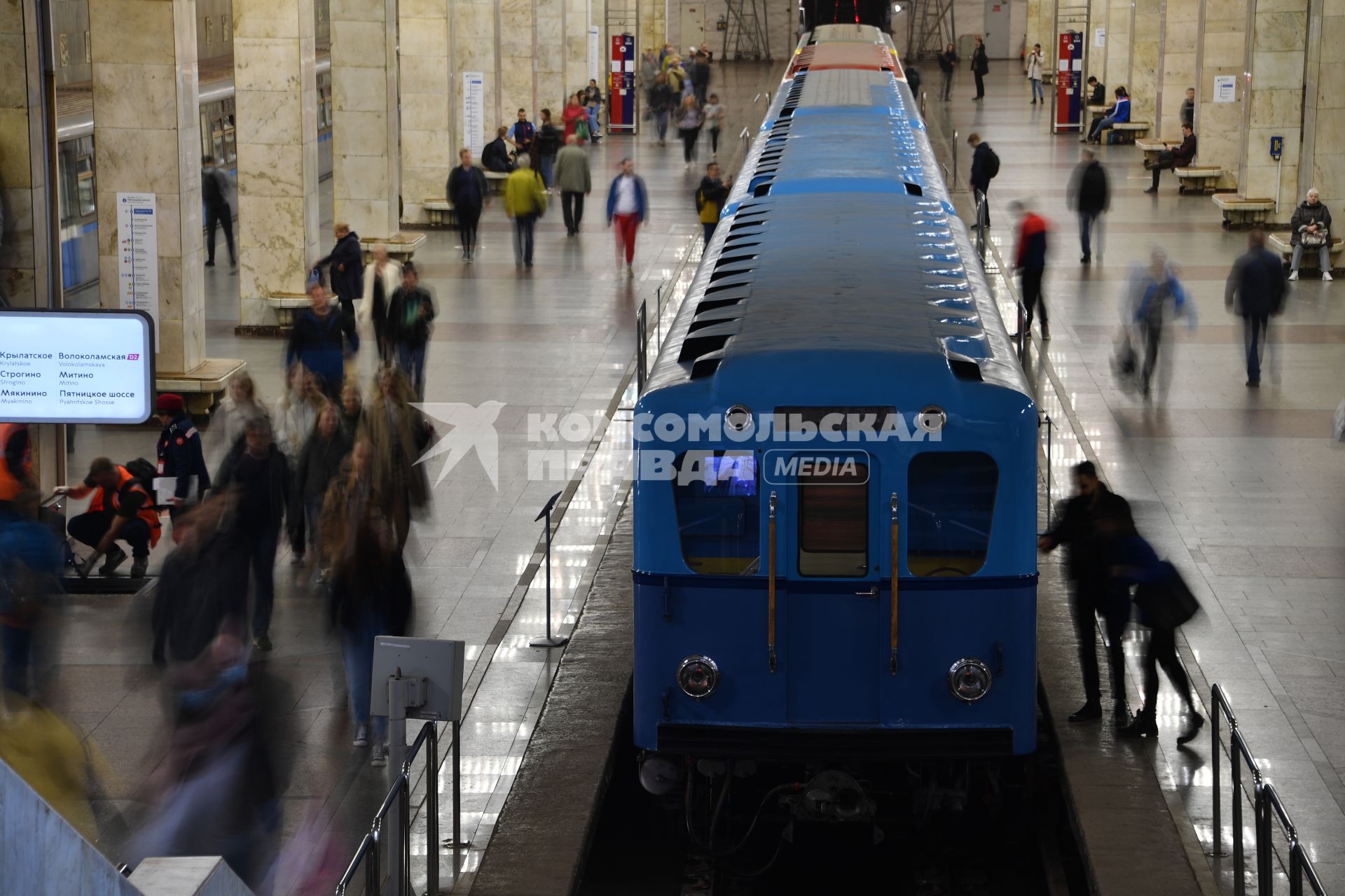 Москва. Выставка ретровагонов на станции метро `Партизанская`.