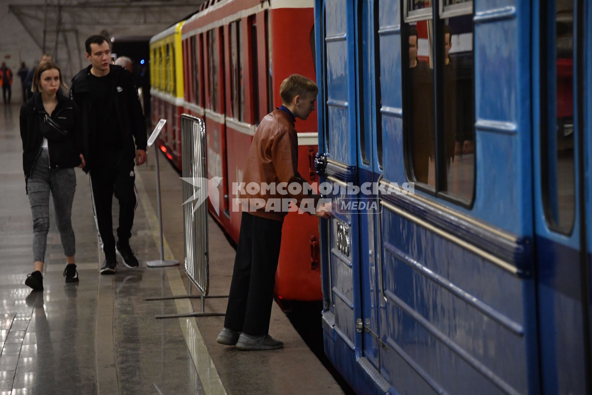 Москва. Выставка ретровагонов на станции метро `Партизанская`.